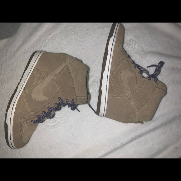 Nike women’s sneaker heel - Picture 1 of 4